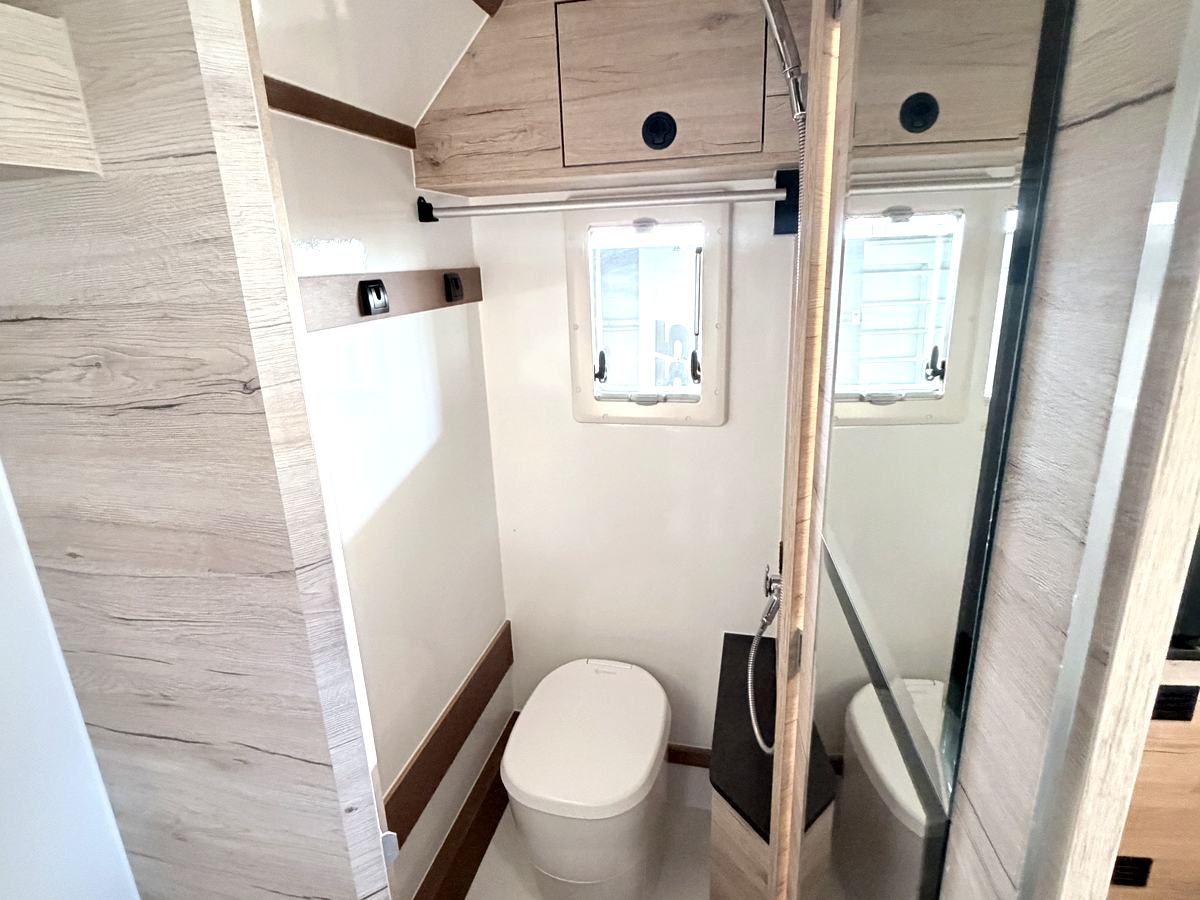 Bad mit Dusche und Trenntoilette im Viking BC-4000