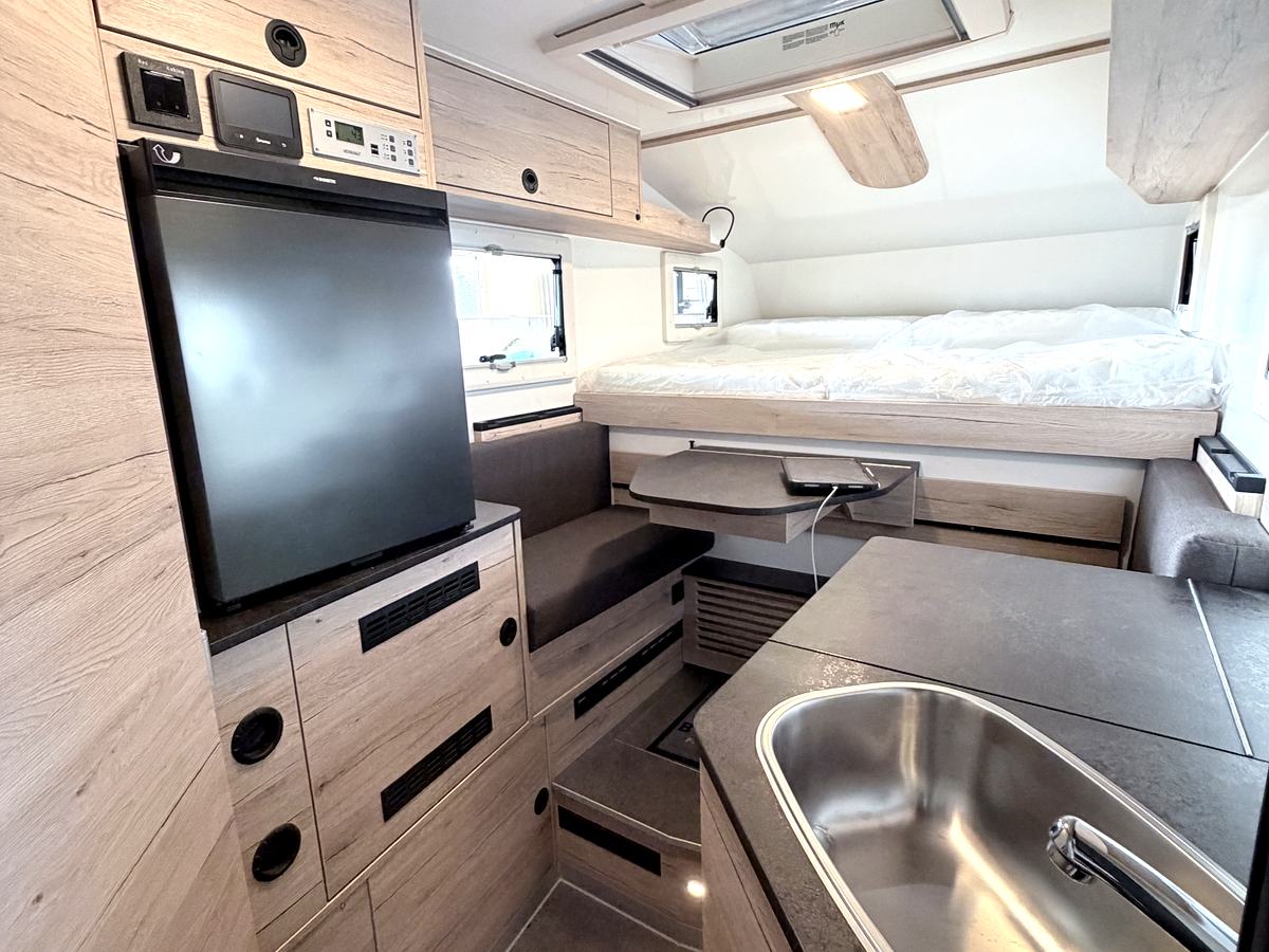 Blick durch den Viking BC-4000: Küche, Kühlschrank und Bett